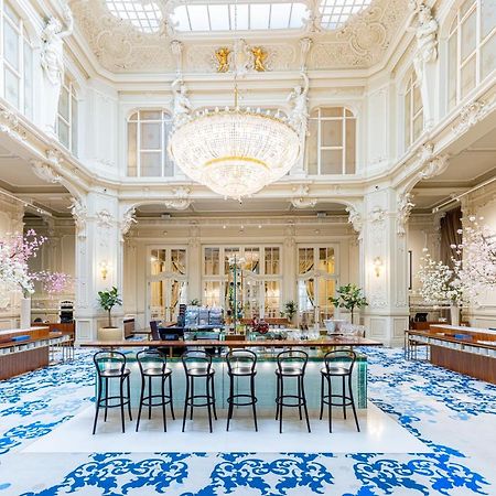 Grandhotel Pupp Karlovy Vary Luaran gambar The photo shows an elegant interior space, likely a hotel lobby or a high-end establishment. The room features high ceilings adorned with ornate moldings and a large chandelier that hangs prominently from the ceiling. The space is filled with natural