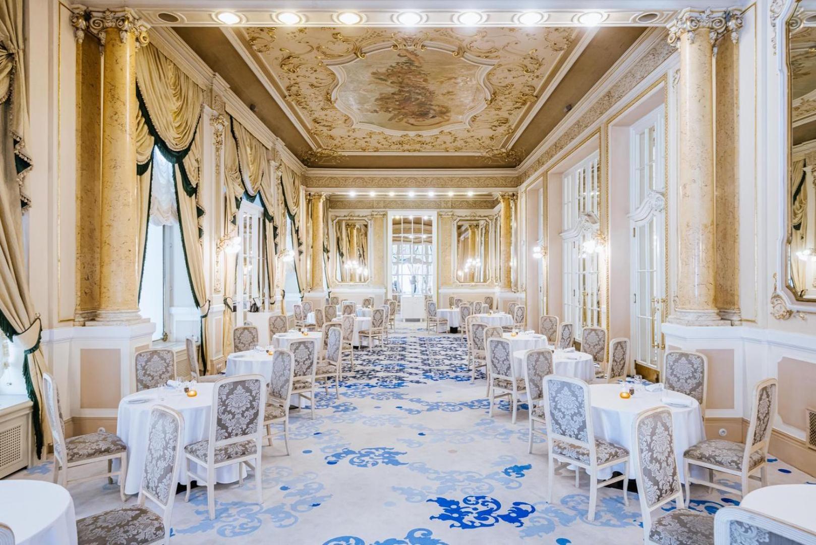 Grandhotel Pupp Karlovy Vary Luaran gambar The photo shows an elegantly designed dining room with a luxurious and classic aesthetic. The space features ornate details such as a beautifully painted ceiling, decorative moldings, and large windows that allow natural light to flood in. The decor 